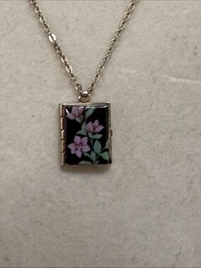 Vintage 1928 Enamel Flower Double Photo Locket